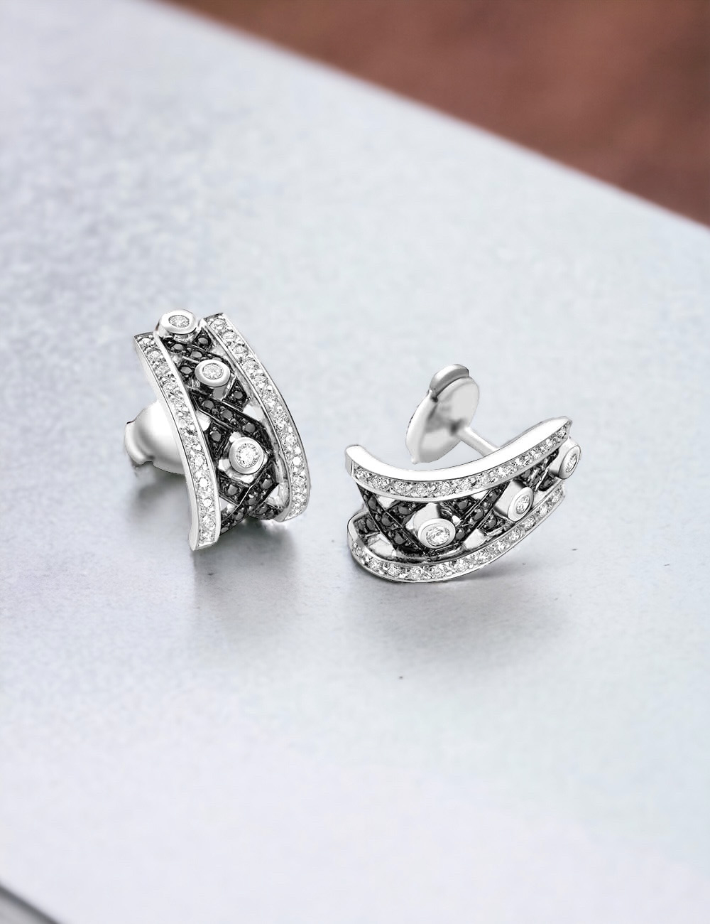 Boucles d'oreilles BlackLight Rock de D.Bachet avec diamants noirs et blancs, symbole d'audace.