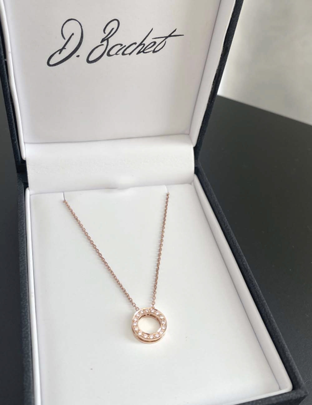 Luxury circle pendant for women in rose gold and white diamonds FVS quality