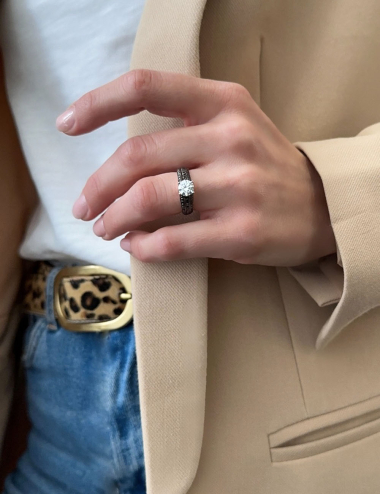 Bague de fiançailles platine avec pavage de diamants noirs et un diamant blanc naturel de 0.80 carat, design moderne.
