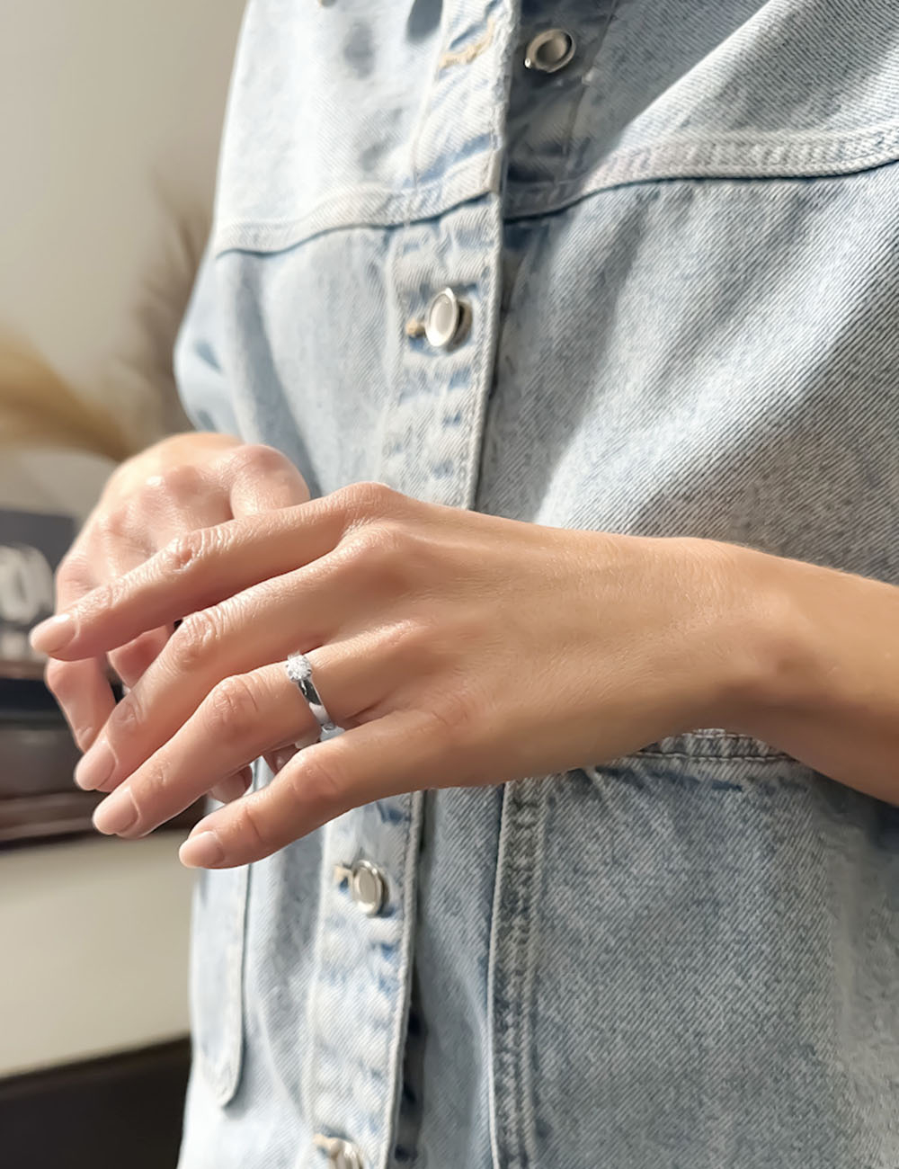 Solitaire platine moderne 0.50 ct diamant blanc, design épuré pour une élégance intemporelle.