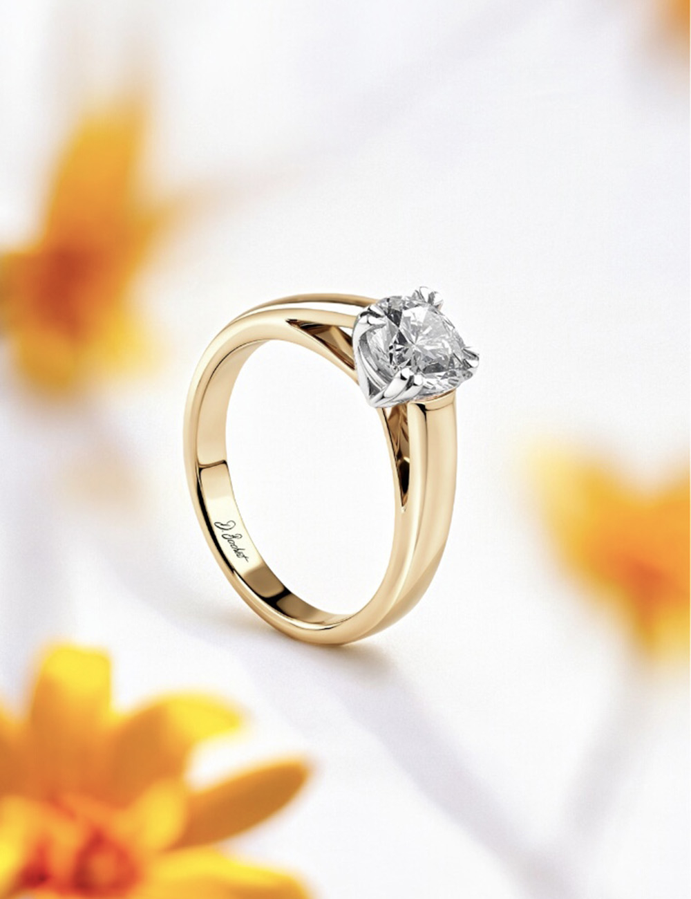 Bague de fiançailles en or jaune, solitaire contemporain 0.50 carat, monture épurée, Maison D.Bachet.