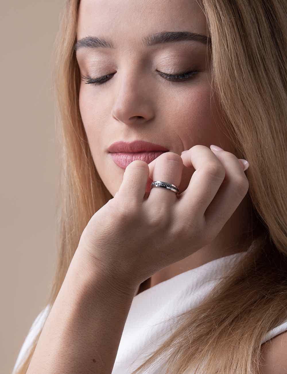 Bague de mariage homme traditionnelle et créative en platine, avec diamants noirs sertis, fabriquée en France.