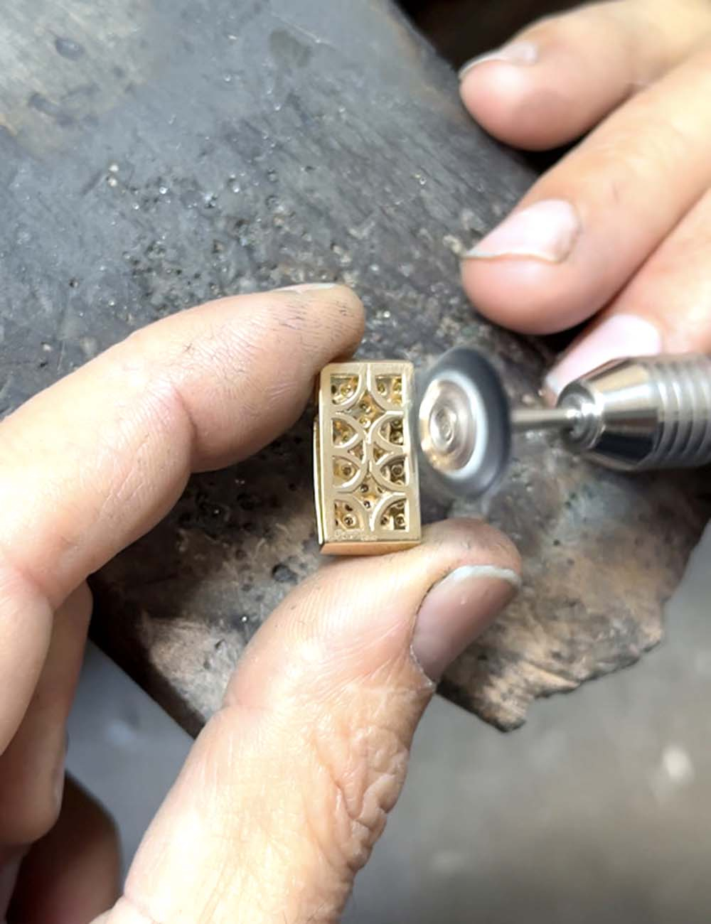 18k yellow gold pendant with a pavé of fancy yellow, champagne and cognac diamonds on a yellow gold chain.
