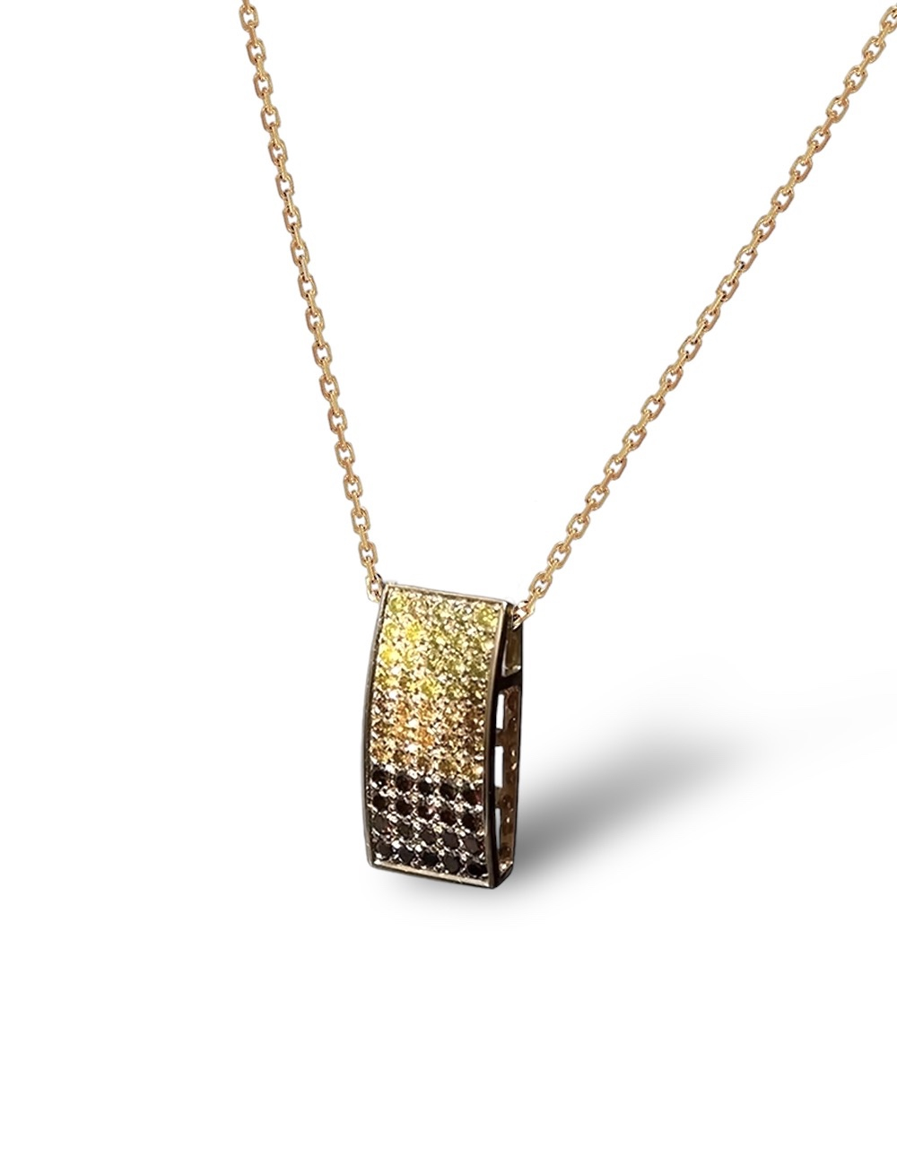 Femme portant un collier en or jaune avec un pendentif en diamants dégradés. Lumière chaude et élégance naturelle.