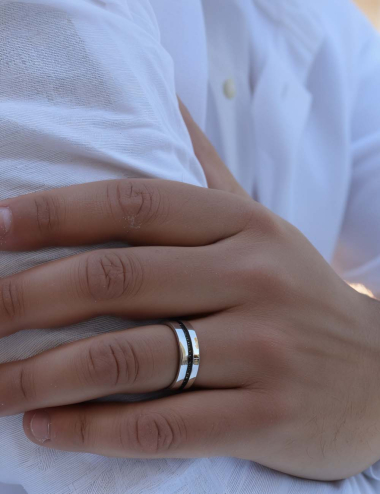 Alliance éternité homme en platine avec diamants noirs, au design élégant et masculin.