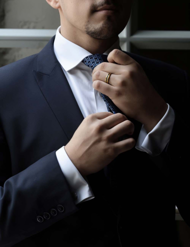 Yellow gold men's wedding band with black diamonds, a timeless and modern piece symbolizing elegance and luxury.