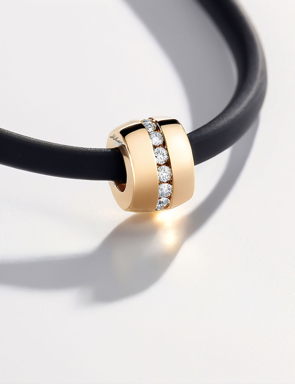 Men's pendant in yellow gold and white diamonds, a stylish piece with an elegant, contemporary design.