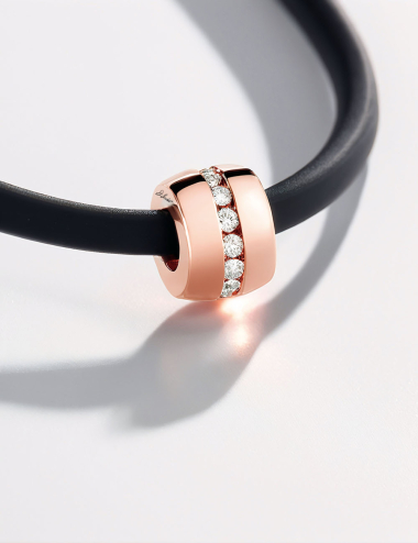 Men's pendant in rose gold and white diamonds, a unique piece for a modern and subtle elegance.