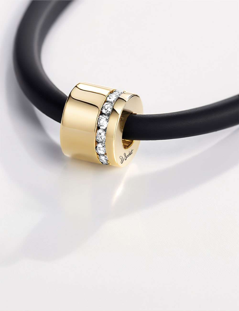 Men's pendant Sweet Side of Love in gold with white diamonds, modern, refined design, understated luxury for any style.