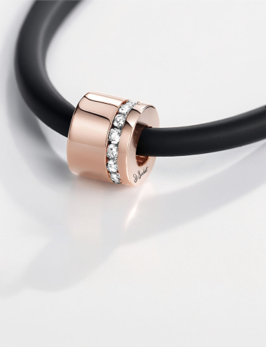 Pendentif homme Sweet Side of Love en or rose et diamants blancs, design raffiné et unique, touche de luxe moderne.