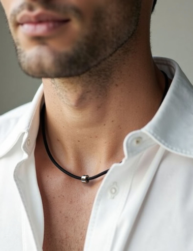 Pendentif homme A Bridge to Unity en or et diamants noirs, style épuré et contemporain, idéal pour un look élégant au quotidien.