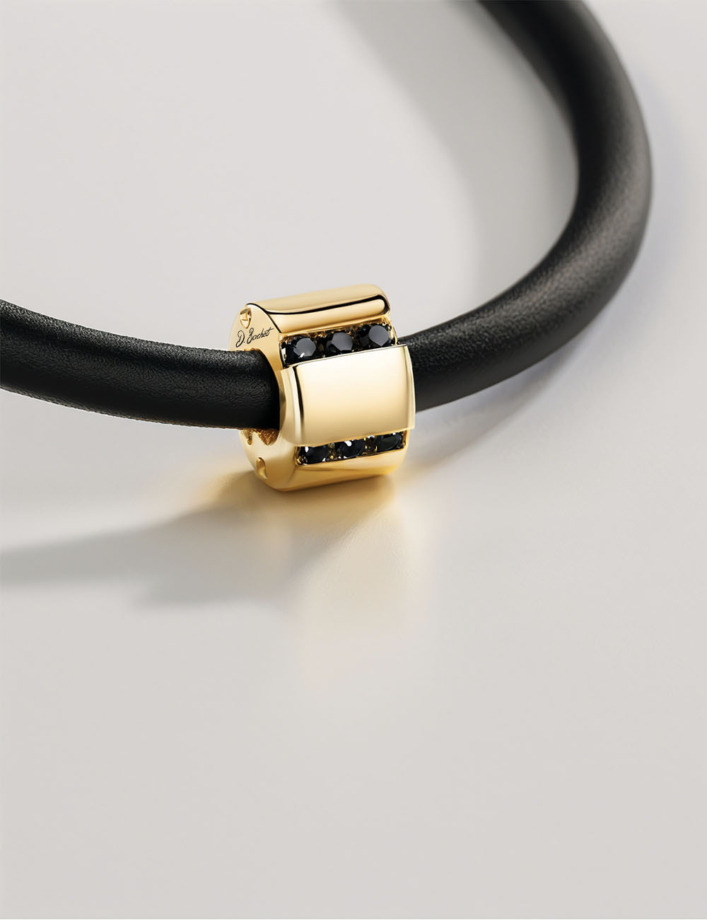 Yellow gold A Bridge to Unity pendant with black diamonds, a modern, symbolic piece for a unique style. Yellow gold A Bridge to Unity pendant with black diamonds, a modern, symbolic piece for a unique style.