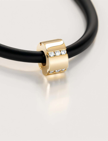Pendentif en or jaune avec diamants blancs pour homme.