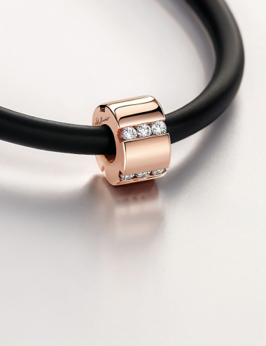 Pendentif en or rose avec cinq rangées de diamants blancs.