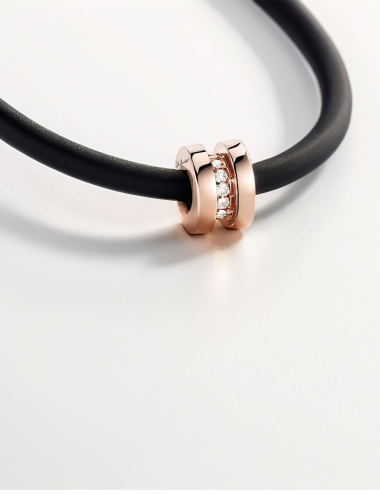 Pendentif homme Sense of Light en or rose et diamants noirs, au design masculin et raffiné.
