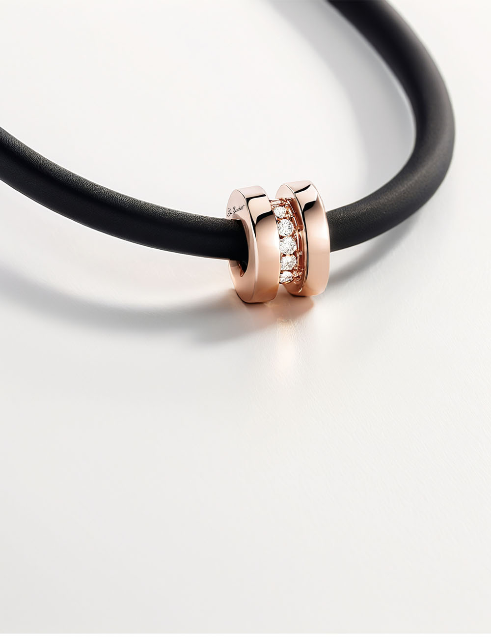 Pendentif homme Sense of Light, or et diamants noirs, un bijou contemporain et raffiné sur cordon noir.