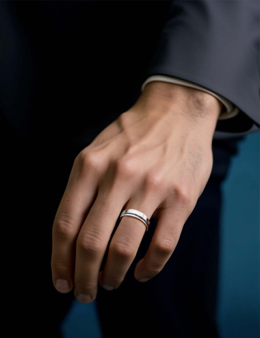 Alliance ruban pour homme sertie diamants noirs en tour complet, design moderne.