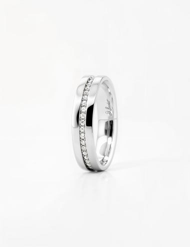 Alliance femme en platine et diamants blancs, serti grain sur un niveau inférieur, bijou de mariage lumineux et sculptural.