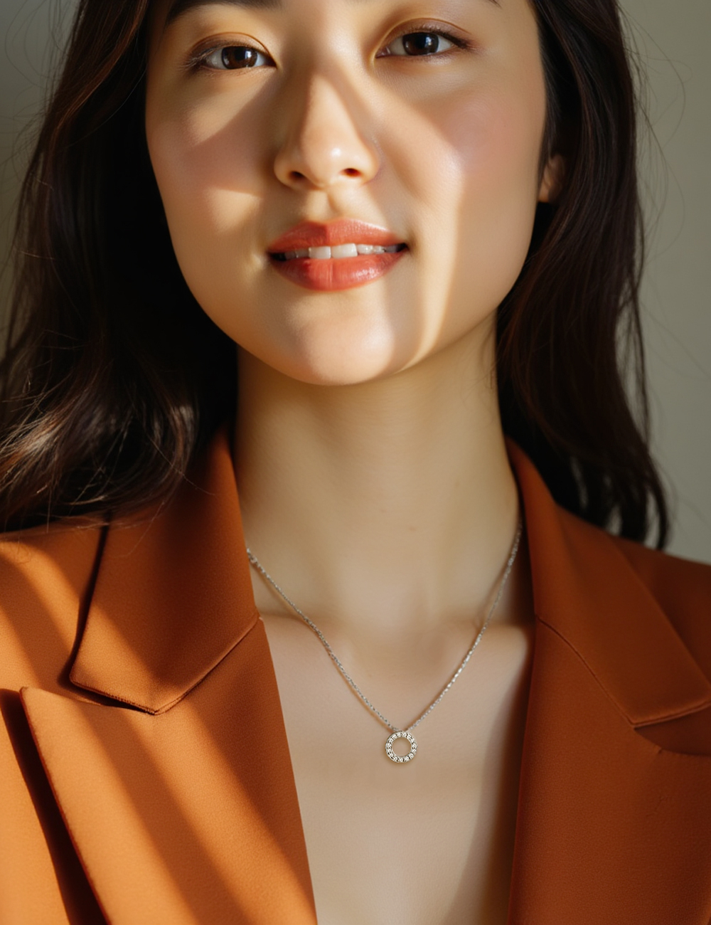 Collier de luxe pour femme en forme de cercle en or blanc serti de diamants blancs qualité FVS