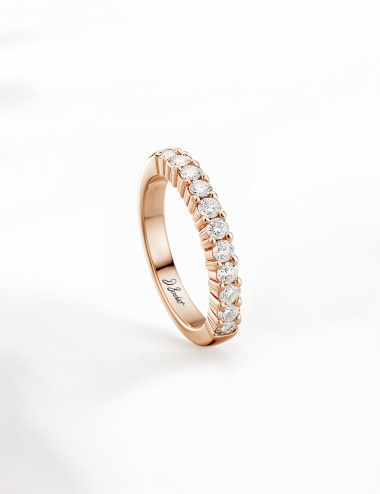 Alliance en or rose avec diamants blancs naturel serti griffes, bague mariage moderne et raffinée.