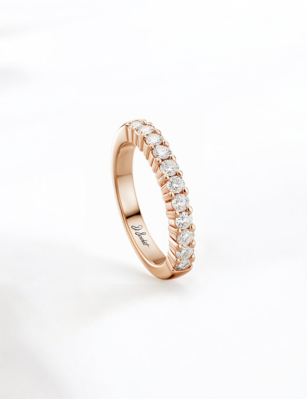 Alliance en or rose avec diamants blancs naturel serti griffes, bague mariage moderne et raffinée.