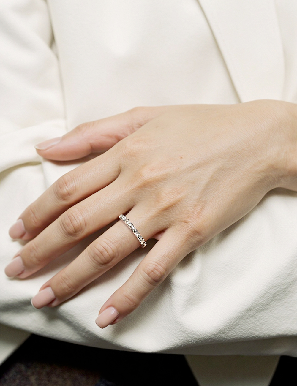 Alliance pour femme en platine, design moderne aux griffes sculptées et finitions brillantes.