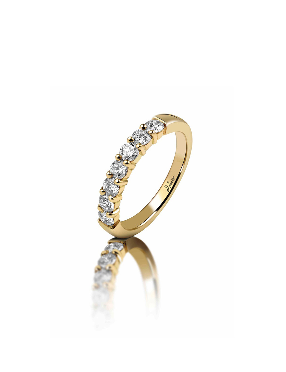 Alliance en or jaune 18 carats, sertie de 7 diamants blancs de 0,10 ct chacun en serti griffes. Alliance en or jaune 18 carats, sertie de 7 diamants blancs de 0,10 ct chacun en serti griffes.