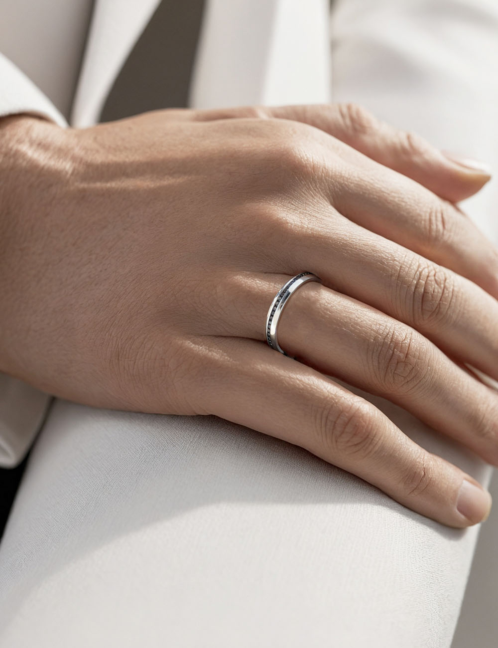 Alliance pour homme en platine ornée de diamants noirs, mêlant raffinement et design moderne pour symboliser un amour unique.