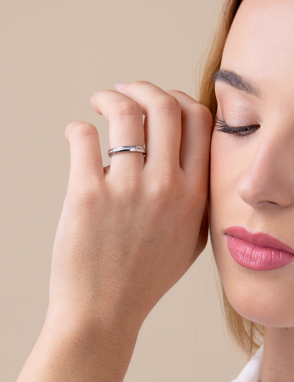 Alliance femme platine D.Bachet avec diamants blancs en serti rail.
