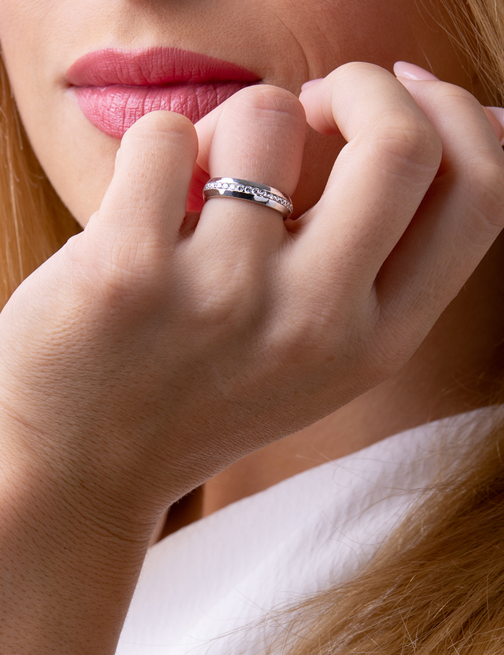 Alliance femme jonc platine sertie de diamants blancs naturels en tour complet, design élégant et intemporel.