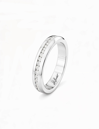 Women’s platinum wedding band, full circle of natural white diamonds, timeless and refined design.