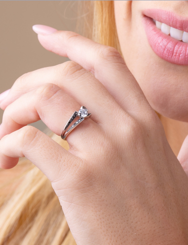 D.Bachet iconic engagement ring with 0.50 ct white diamond, platinum setting, and black diamonds.