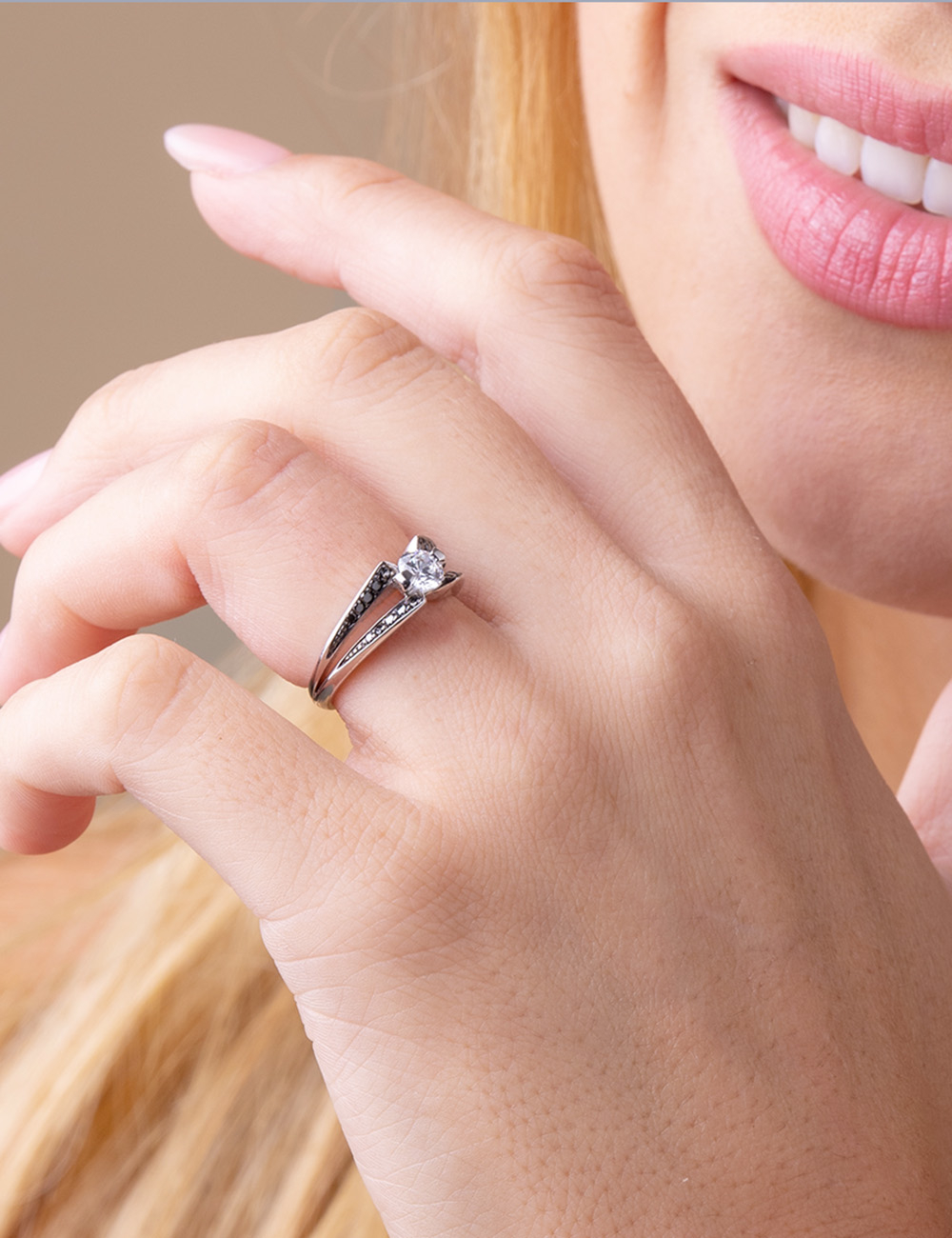 Bague de fiançailles D.Bachet avec diamant blanc 0.50 ct, monture platine et diamants noirs.