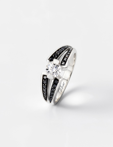 Platinum engagement ring with round white diamond, black diamond pavé, modern and elegant style.