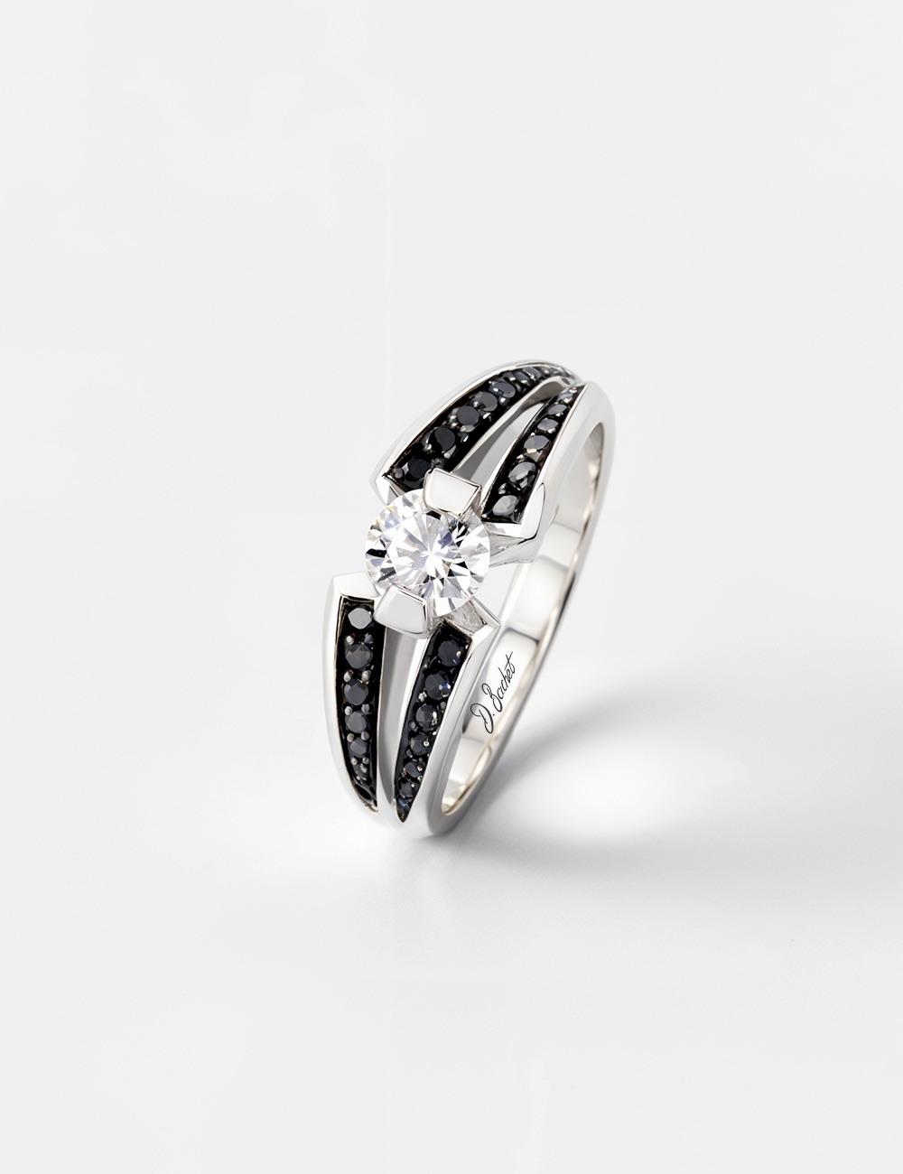 Bague de fiançailles en platine, diamant blanc rond, pavage diamants noirs, design moderne et élégant.