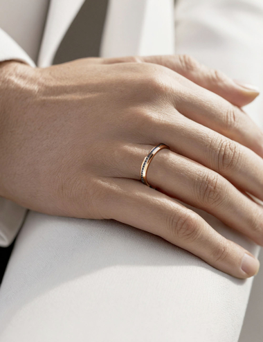 Men's rose gold ring worn with black diamonds, elegant and graphic look by D.Bachet.
