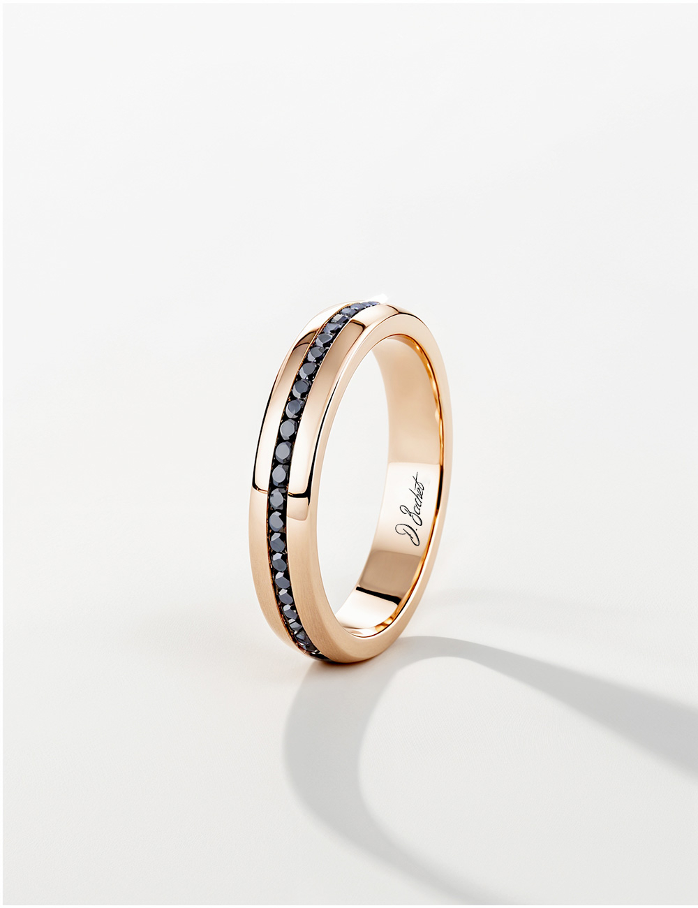 Men's rose gold jonc ring with black diamonds, modern and refined contrast.