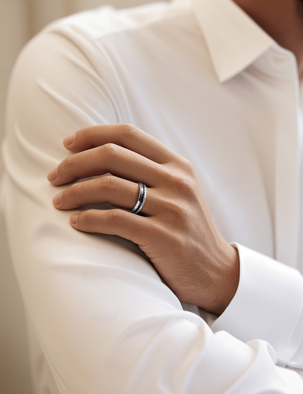 Bague de mariage homme élégante et moderne de D.Bachet, en platine et diamants noirs, fabriquée sur-mesure en France.