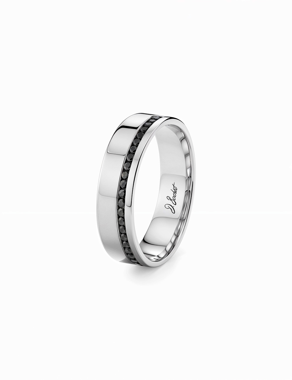 Alliance homme en platine au design architectural, sertie d’une ligne décalée de diamants noirs.