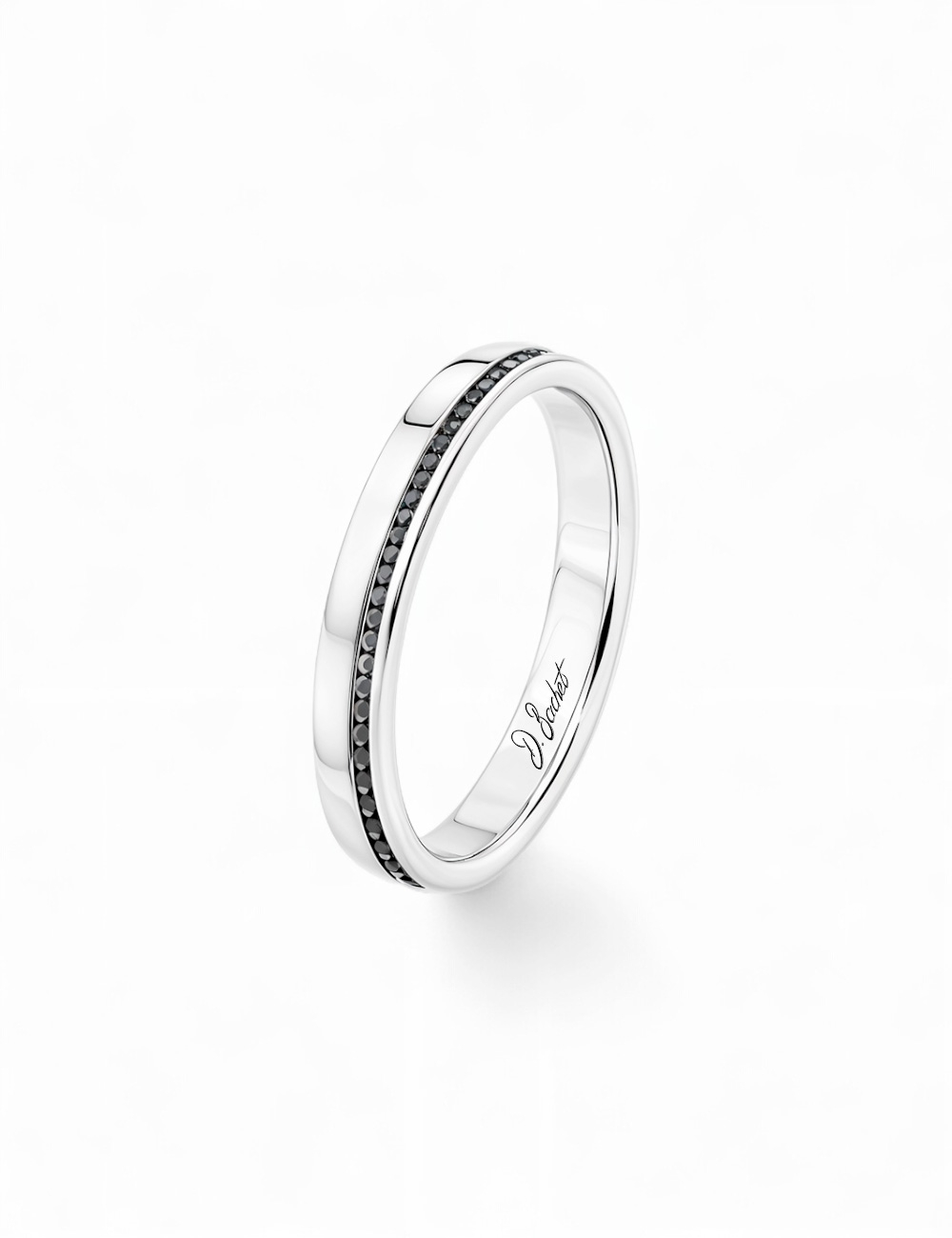Alliance femme fine en platine, design plat moderne, sertie de diamants noirs pour un style graphique et épuré.