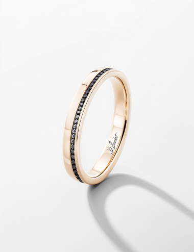 Alliance femme en or rose, design plat et délicat, ornée de diamants noirs pour une élégance douce et contemporaine.