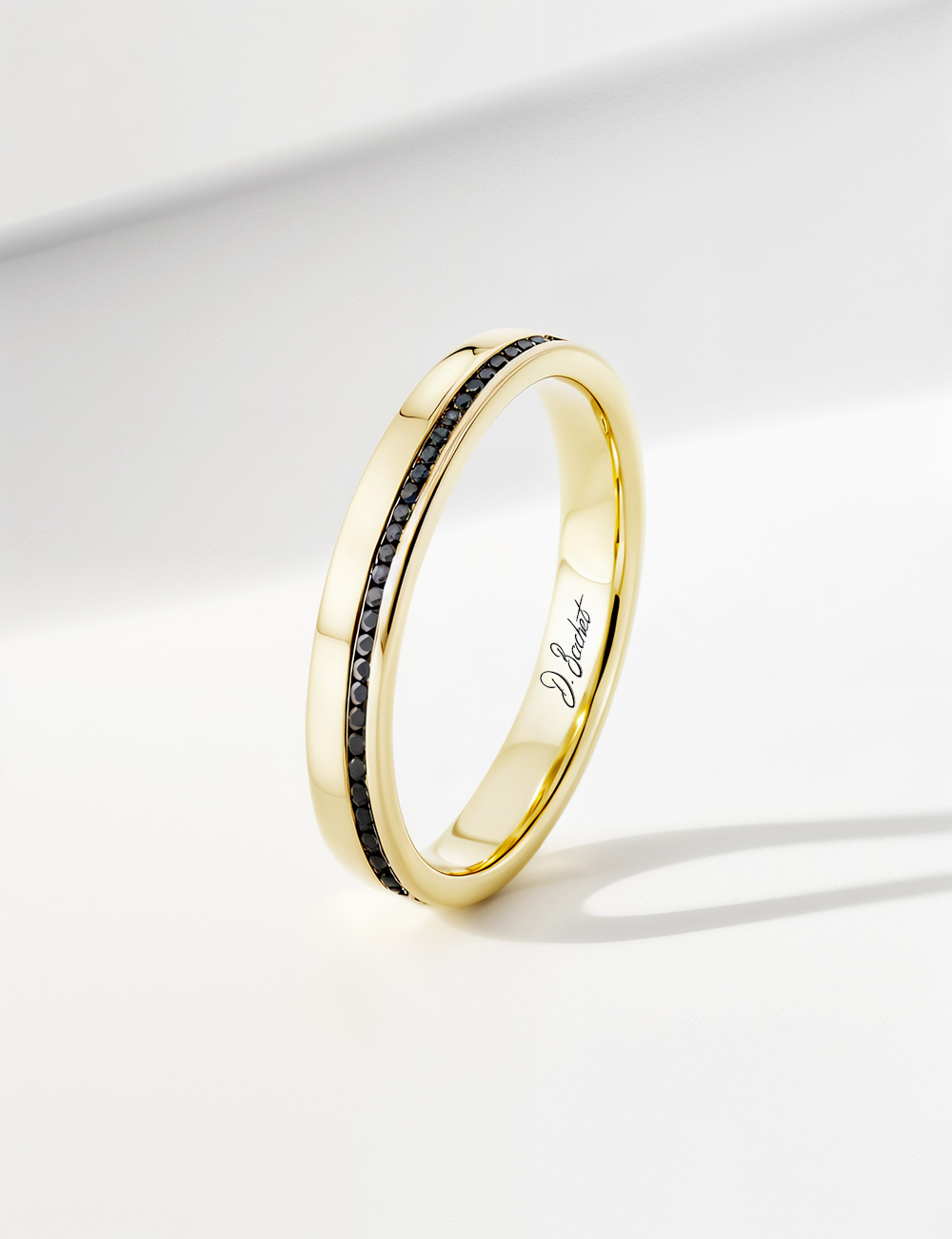 Alliance femme moderne en or jaune, ligne fine au design plat, sertie de diamants noirs pour un contraste intense.