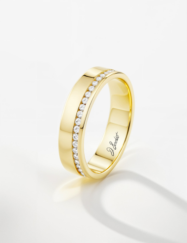 An original luxury eternity ring for women in yellow gold and white diamonds.