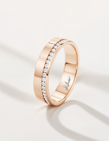 Une bague de mariage luxe pour femme originale en or rose et diamants blancs en tour complet.