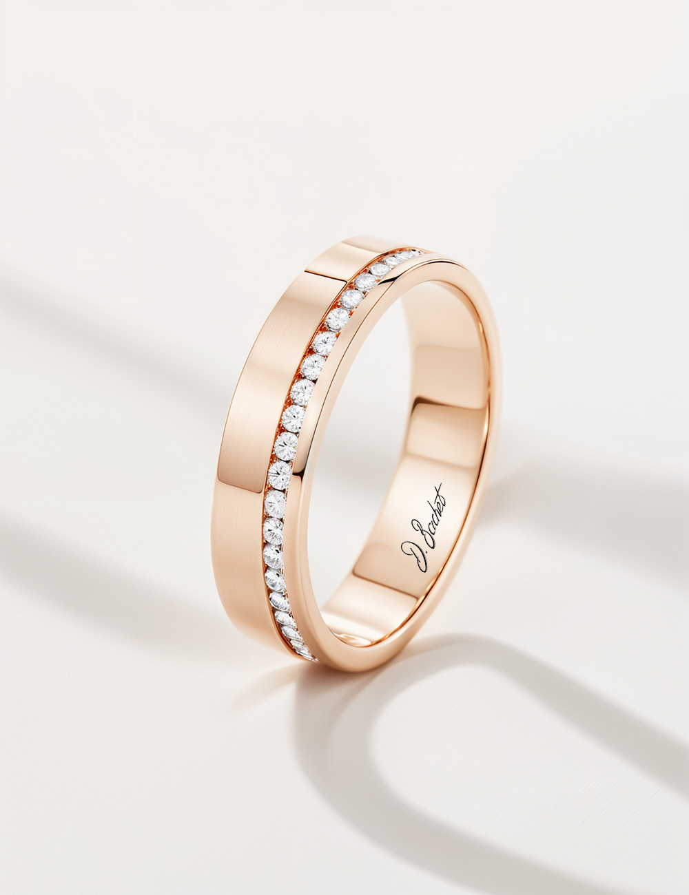 Une bague de mariage luxe pour femme originale en or rose et diamants blancs en tour complet.