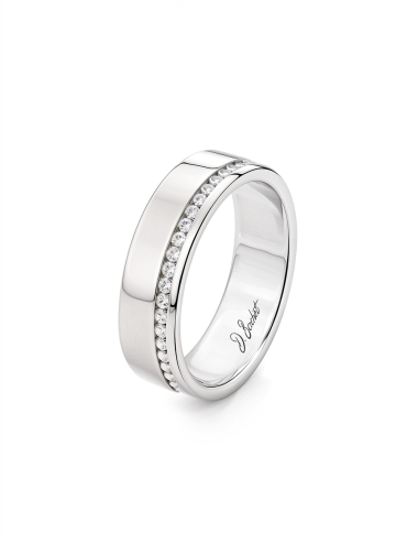 Alliance femme en platine poli avec diamants blancs sertis rail, design épuré et contemporain.