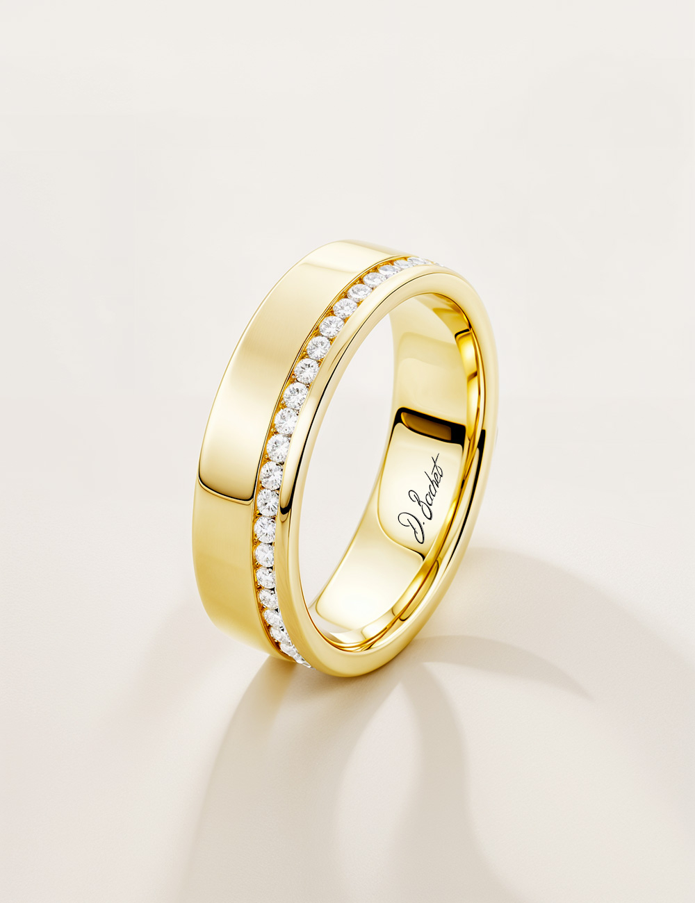 Une bague de mariage femme originale, une alliance large et plate, en or jaune et diamants blancs.