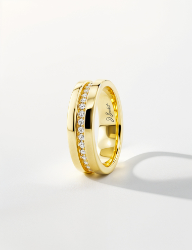Alliance or jaune pour femme, design épuré et diamants sur niveau inférieur.