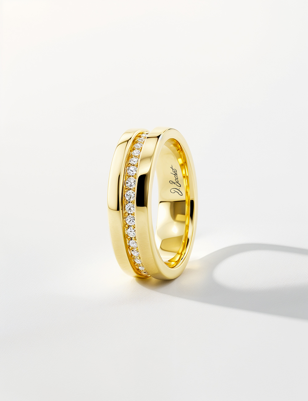 Alliance or jaune pour femme, design épuré et diamants sur niveau inférieur.