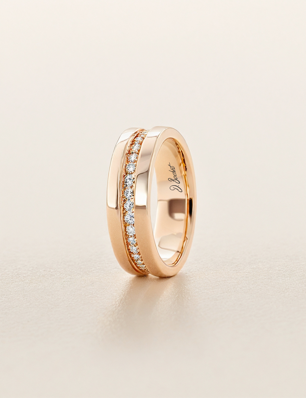 Alliance femme en or rose, diamants blancs sertis grain sur niveau inférieur.